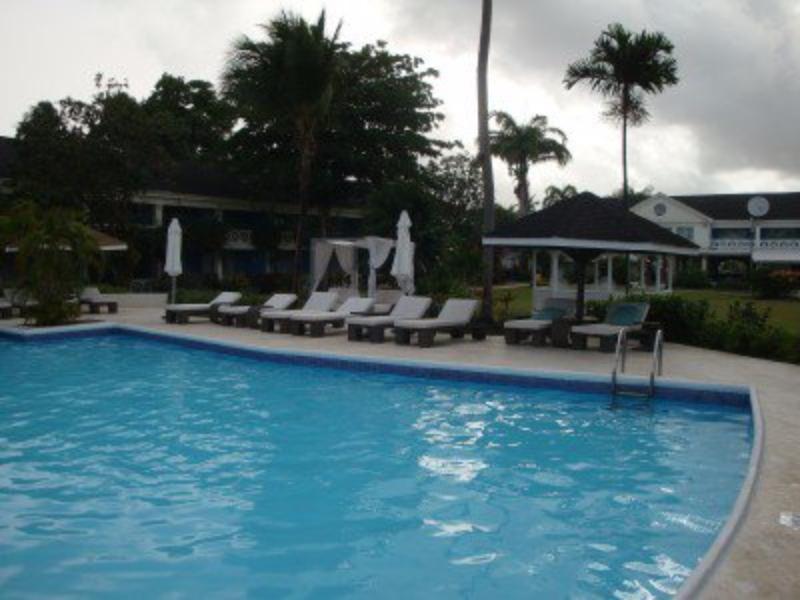Starfish Discovery Bay Holetown Exterior photo