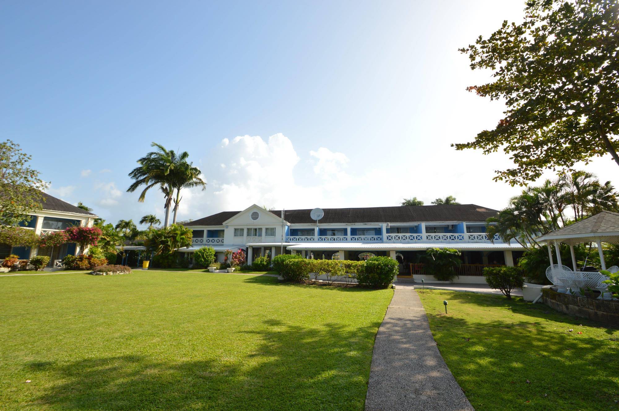 Starfish Discovery Bay Holetown Exterior photo